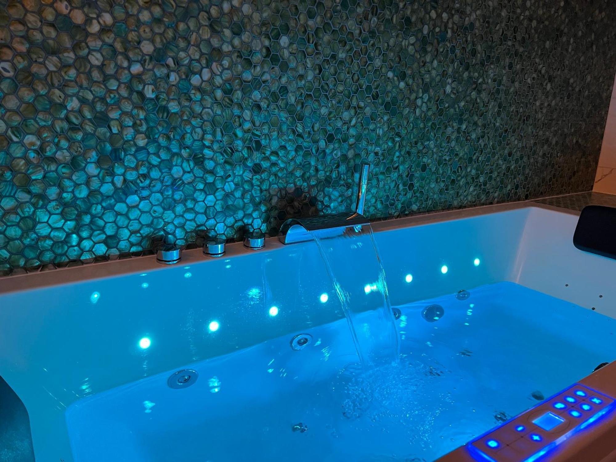 Lyon Premium - Luxezen Spa วีเลอร์บาน ภายนอก รูปภาพ