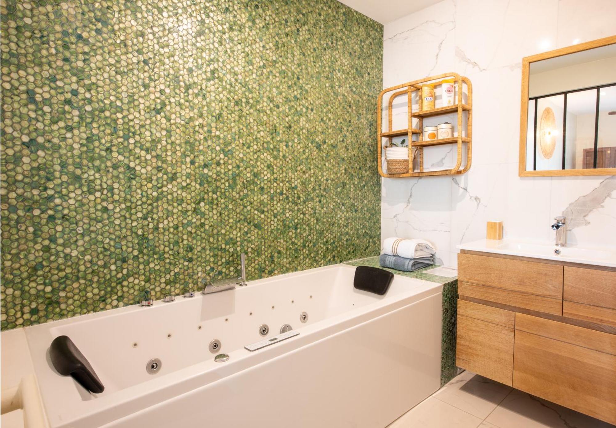 Lyon Premium - Luxezen Spa วีเลอร์บาน ภายนอก รูปภาพ